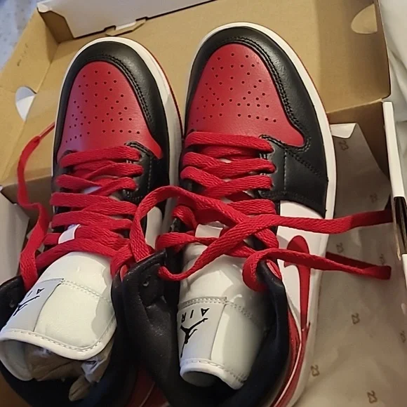 Jordan 1 sneakers - Picture 2 of 5